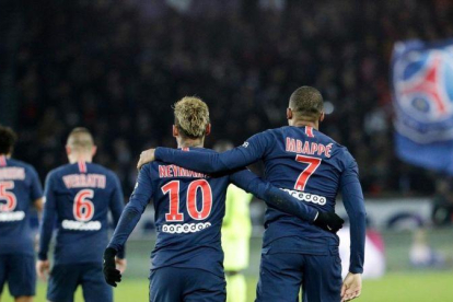 Neymar y Mbappe después del gol que marcó el exdelantero del Monaco al Lille en París.-AFP / VAN DER HASSELT