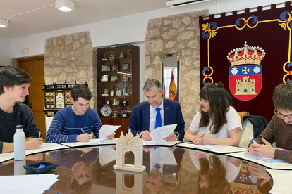 Imagen de la firma del acuerdo entre el rector y los representantes de los estudiantes. ECB