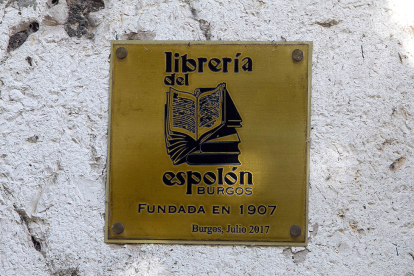 Placa conmemorativa de los 110 años de la librería. © TOMÁS ALONSO