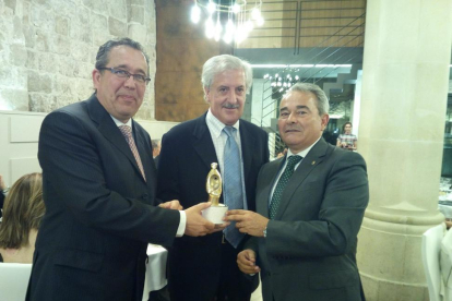José María Peña Cebrecos y Antonio Vázquez recogen el premio de manos del presidente del Colegio Oficial de Aparejadores y Arquitectos Técnicos de Burgos-ECB