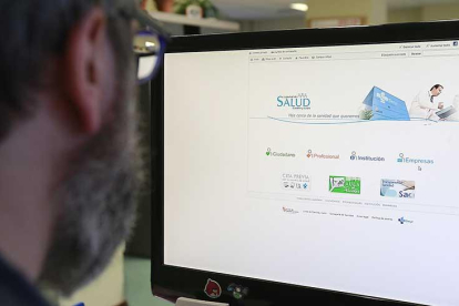 Un hombre consulta la página web de la Gerencia de Servicios Sociales para informarse de los trámites.-RAÚL G. OCHOA