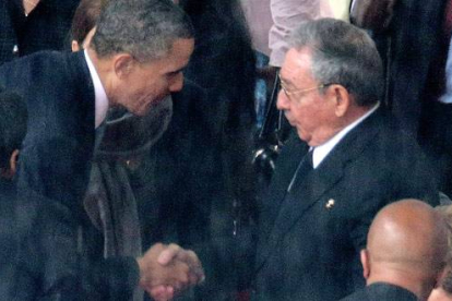 Obama y Raúl Castro, el año pasado en el funeral de Mandela.-Foto: EL PERIÓDICO
