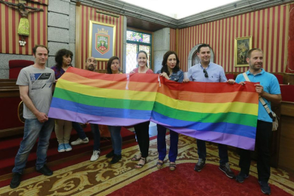 Miembros de Chrysallis, del colectivo LGTB y representes políticos, ayer, con la bandera en el Salón de Plenos.-RAÚL G. OCHOA