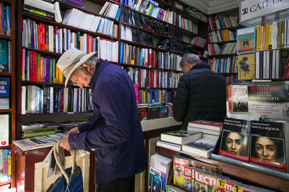La venta de prensa también atrae a diario a muchas personas a la Librería del Espolón. © TOMÁS ALONSO