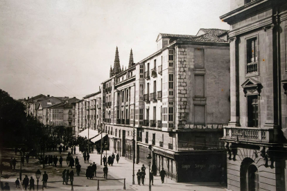 Imagen del paseo del Espolón burgalés en las primeras décadas del siglo XX. LIBRERÍA DEL ESPOLÓN