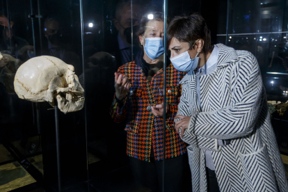 La ministra Isabel Rodríguez atiende las explicaciones de Aurora Martín mientras observa el Cráneo 5 de Atapuerca. SANTI OTERO