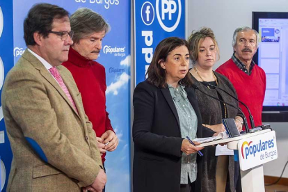 En el centro, Sandra Moneo, rodeada de candidatos del PP al Congreso y al Senado.-SANTI OTERO