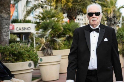 John Carpenter pasea por Cannes vestido de gala, este miércoles.-AFP / LOIC VENANCE