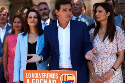 El presidente de Ciudadanos, Albert Rivera (c), Inés Arrimadas (i), y Lorena Roldán (d), en el exterior del Parlamento de Cataluña, este viernes.-EFE / ALEJANDRO GRACÍA