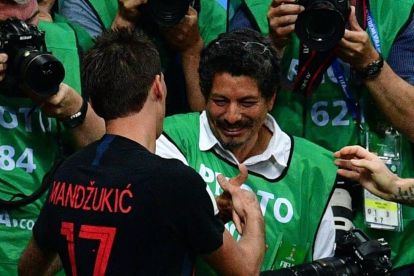 El goleador croata Mario Mandzukic se disculpa ante el fotógrafo salvadoreño Yuri Cortez, tras la celebración del segundo gol croata.-AFP / MLADEN ANTONOV