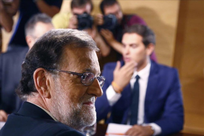El presidente del Gobierno en funciones y líder del PP, Mariano Rajoy, en la firma del pacto de investidura con el jefe de Ciudadanos, Albert Rivera.-AGUSTÍN CATALÁN