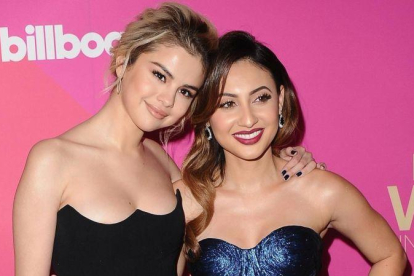 Selena Gomez y su amiga Francia Raisa, en la entrega de los premios Billboard Women in Music.-JON KOPALOFF
