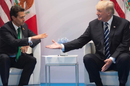 Trump (derecha) y Peña Nieto, en un encuentro durante la cumbre del G-20 en Hamburgo, el 7 de julio.-AP / SAUL LOEB