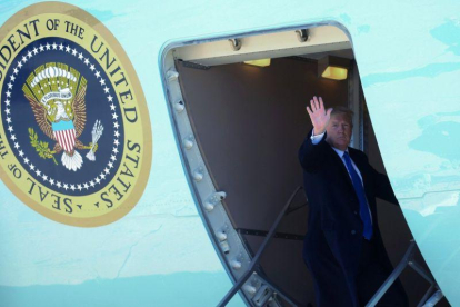 El presidente de los EEUU, Donald Trump, a la entrada del avión Air Force One.-REUTERS