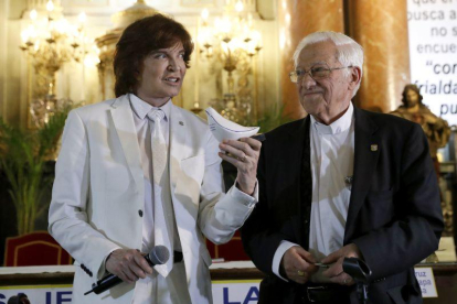 Camilo Sesto y el padre Ángel, este lunes, en la iglesia de San Antón de Madrid para presentar el sencillo 'Padre nuestro'.-EFE / CHEMA MOYA