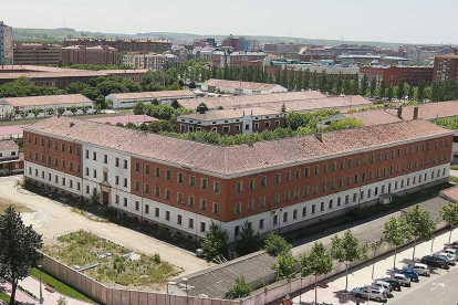 El cuartel se ubica en la calle Santa Bárbara, en Gamonal.-R. OCHOA
