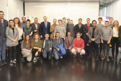 Foto de familia de los participantes con los responsables de la UBU, el Ayuntamiento, el CEEI y el Banco Santander.-ISRAEL L. MURILLO
