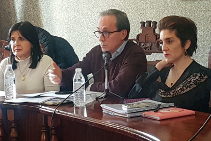 Itzíar Martínez junto a Santiago Rodríguez y Pilar Sanmartín. L.V.
