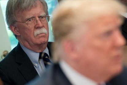 El exasesor de seguridad nacional John Bolton atiende a una intervención de Donald Trump durante una reunión del gabinete en la Casa Blanca, en mayo del 2018.-SAUL LOEB (AFP)