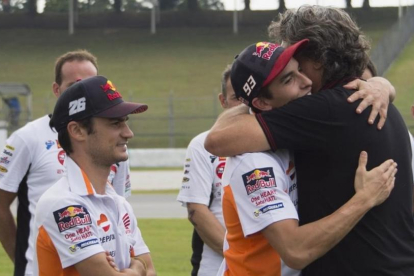 Paolo Simoncelli recibe el abrazo de Marc Márquez, ante la presencia de Dani Pedrosa, en el reciente homenaje que MotoGP dedicó, en Sepang (Malasia), a su hijo Marco.-GETTY / MIRCO LAZZARI