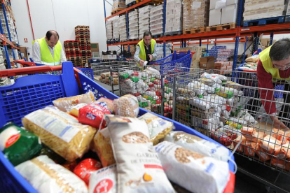 Imagen de un grupo de voluntarios del Banco de Alimentos.-ISRAEL L. MURILLO
