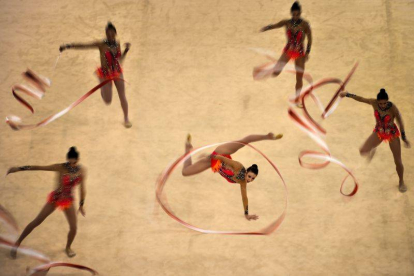 Uno de los ejercicios del combinado español de gimnasia rítmica.-Foto: AFP