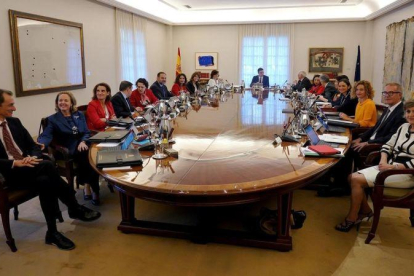 Pedro Sanchez preside el Consejo de Ministros en el palacio de la Moncloa.-JOSÉ LUIS ROCA
