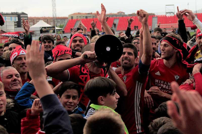 Los jugadores del CD Mirandés festejan con su afición el título de liga conquistado ante el Gernika-Alfonso G. Mardones