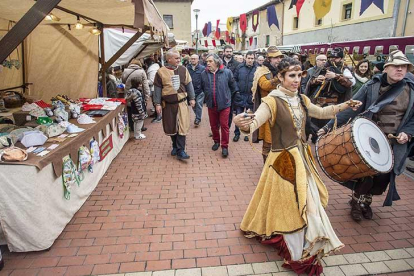 La comitiva desfila por las calles del pueblo antiguo, engalanadas a la usanza medieval.-SANTI OTERO