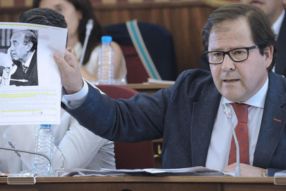 El concejal de Hacienda, Salvador de Foronda, ayer, en el debate.-ISRAEL L. MURILLO