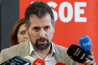 Luis Tudanca en un momento de su intervención antes de la reunión interparlamentaria del PSOE. SANTI OTERO