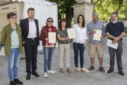 Los premiados posan con el alcalde de Burgos, Javier Lacalle-SANTI OTERO