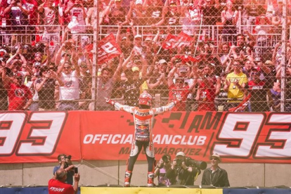 Marc Márquez, ya renovado por Honda hasta el 2020, celebra con sus fans la victoria en Le Mans.
