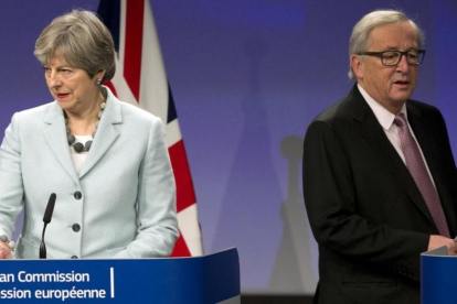 La primera ministra británica, Theresa May,  junto al presidente de la Comisión Europea, Jean-Claude Juncker.-VIRGINIA MAYO (AP)