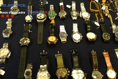 Parte del botín encontrado en los registros de los Mossos.-MOSSOS D'ESQUADRA