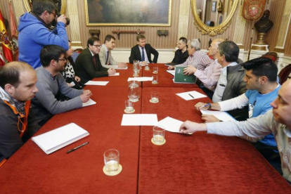 Reunión del alcalde, los concejales de Hacienda y Fomento y Esther Peñalba por parte del PSOE, con los representantes de los trabajadores.-SANTI OTERO
