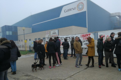 Concentración de los trabajadores en la mañana de ayer, contra la decisión de la empresa de cerrar la planta.-ECB