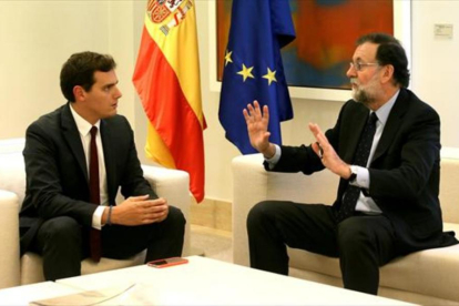 El líder de Ciudadanos, Albert Rivera, con el presidente del Gobierno, Mariano Rajoy.-/ JUAN MANUEL PRATS / FERRAN SENDRA