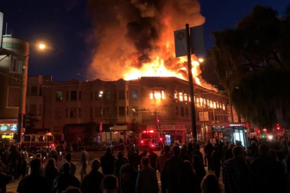 Las llamas consumen el techo del edificio incendiado en North Beach.-/ STAFF