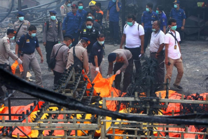 Cuerpos policiales limpiando los escombros que ha dejado la explosión en la fabrica de fuegos artificiales en Indonesia-ANTARA FOTO (REUTERS)