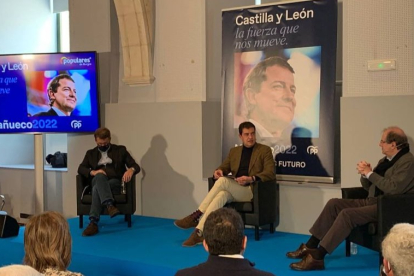 Alberto Núñez Feijóo, Ángel Ibáñez y Juan Vicente Herrera en un diálogo del PP sobre las elecciones en Castilla y León. ECB
