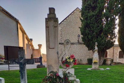 Lápida del compositor del Himno a Burgos, Rafael Calleja. TOMÁS ALONSO