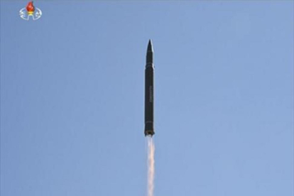 El líder norcoreano Kim Jong-un observa el lanzamiento del misil de largo alcance, ayer-AP / KRT