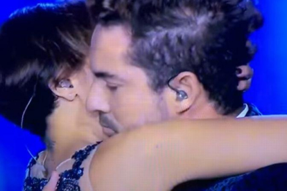 Uno de los momentos más esperados y comentados del reencuentro entre David Bisbal y Chenoa sobre el escenario.-YOUTUBE / CRISTINA93RECORDING