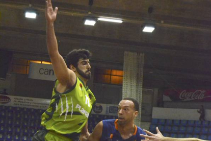Jeff Xavier penetra ante el jugador del Planasa Servera, ayer, en Anaitasuna.-IÑAKI URBINA