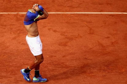 Nadal celebra su décimo Roland Garros en París tras ganar a Wawrinka en tres sets.-JULIAN FINNEY