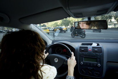 Una mujer conduciendo en Barcelona-/ FERRAN NADEU