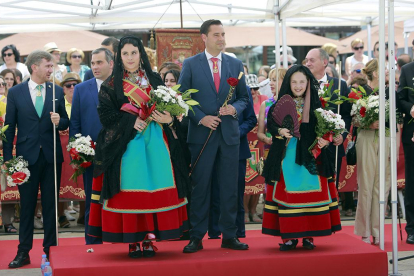 Ofrenda floral a Santa María La Mayor