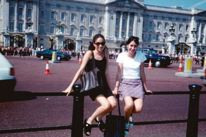 Meghan y una amiga, ante el palacio de Buckingham, cuando tenía 15 años.-/ EL PERIÓDICO