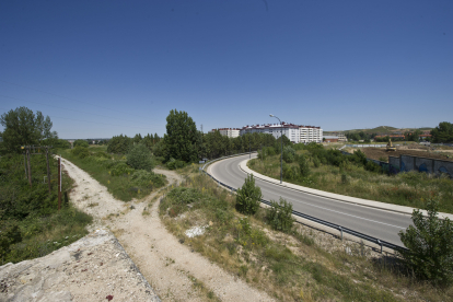 El nuevo vial conectaría el bulevar ferroviario, desde la antigua CLH, con la carretera de Valladolid. ISRAEL L. MURILLO